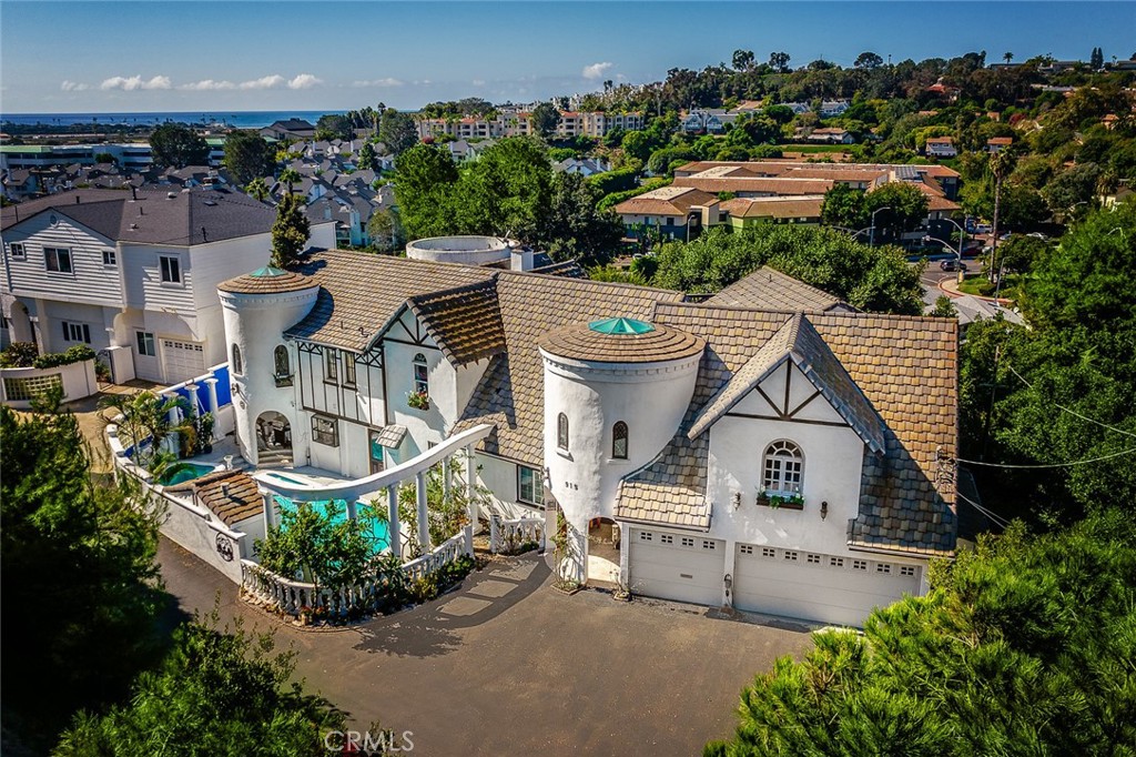 A property available for sale at 915 Highland Drive, Solana Beach, CA 92075.