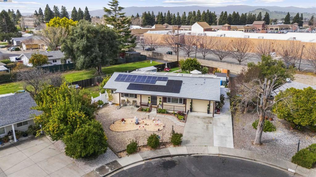 A property available for sale at 148 Olympic Cir, Vacaville, CA 95687.