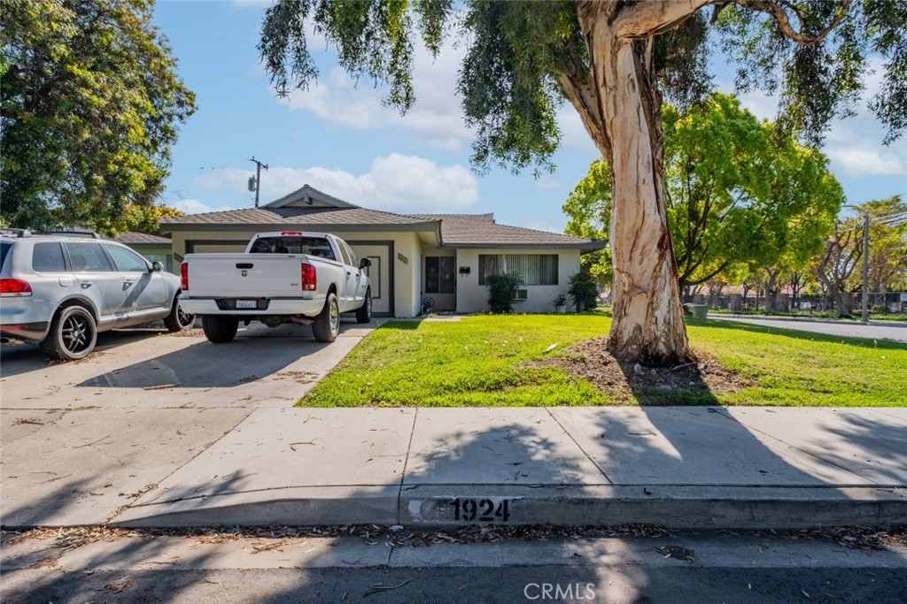 A property available for sale at 1924 Bobolink Way, Pomona, CA 91767.