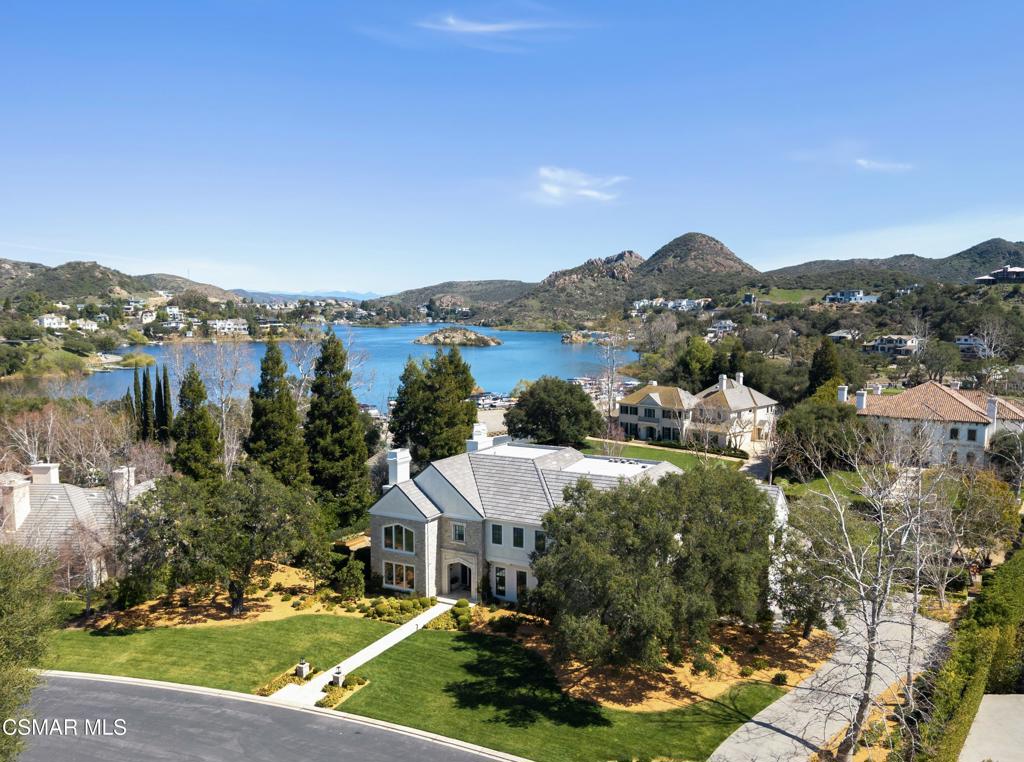 A property available for sale at 2160 Marshbrook Road, Thousand Oaks, CA 91361.