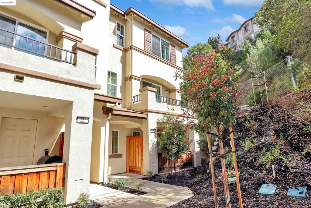 A property available for sale at 225 Laurel Knoll Dr, Martinez, CA 94553.