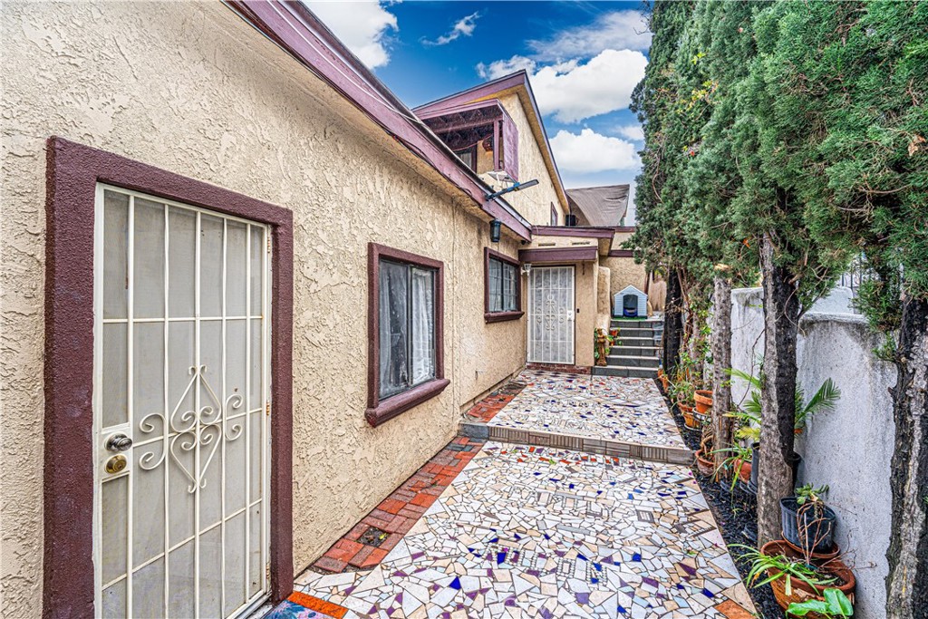 A property available for sale at 10334 Tujunga Canyon Blvd, Tujunga, CA 91041.