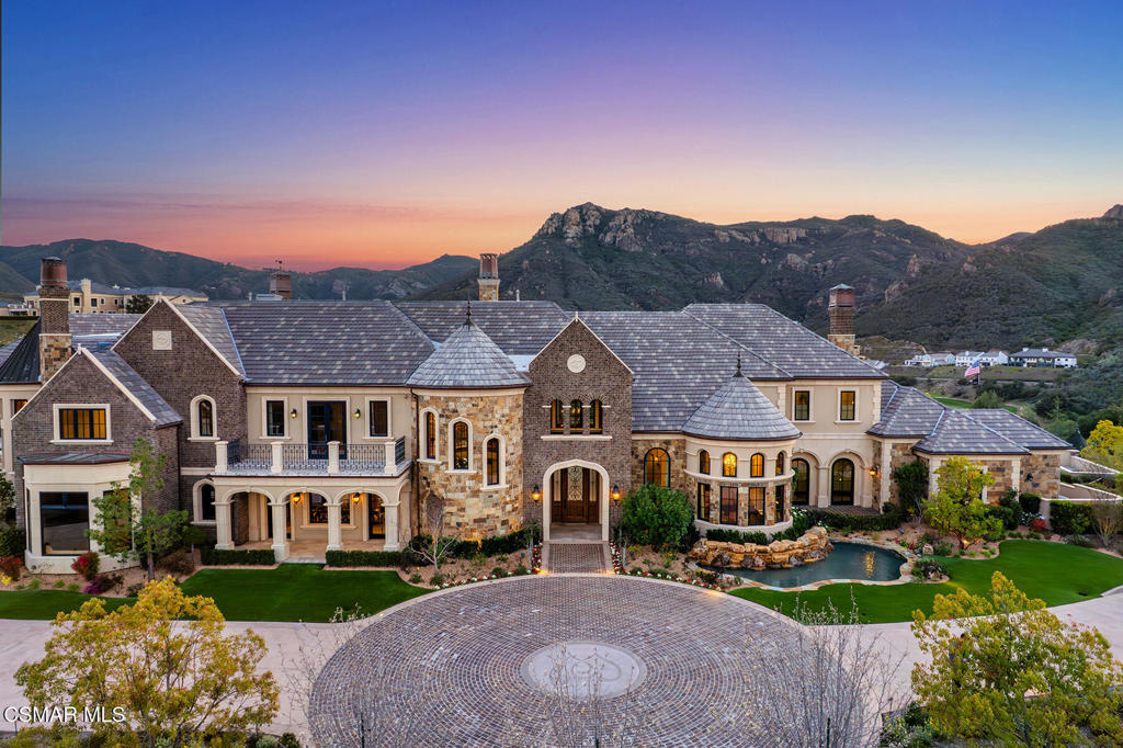 A property available for sale at 2474 Newbern Court, Thousand Oaks, CA 91361.