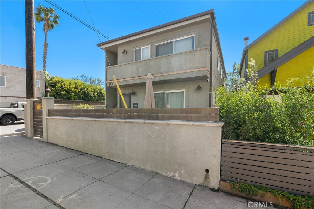 A property available for sale at 40 24th Place, Venice, CA 90291.