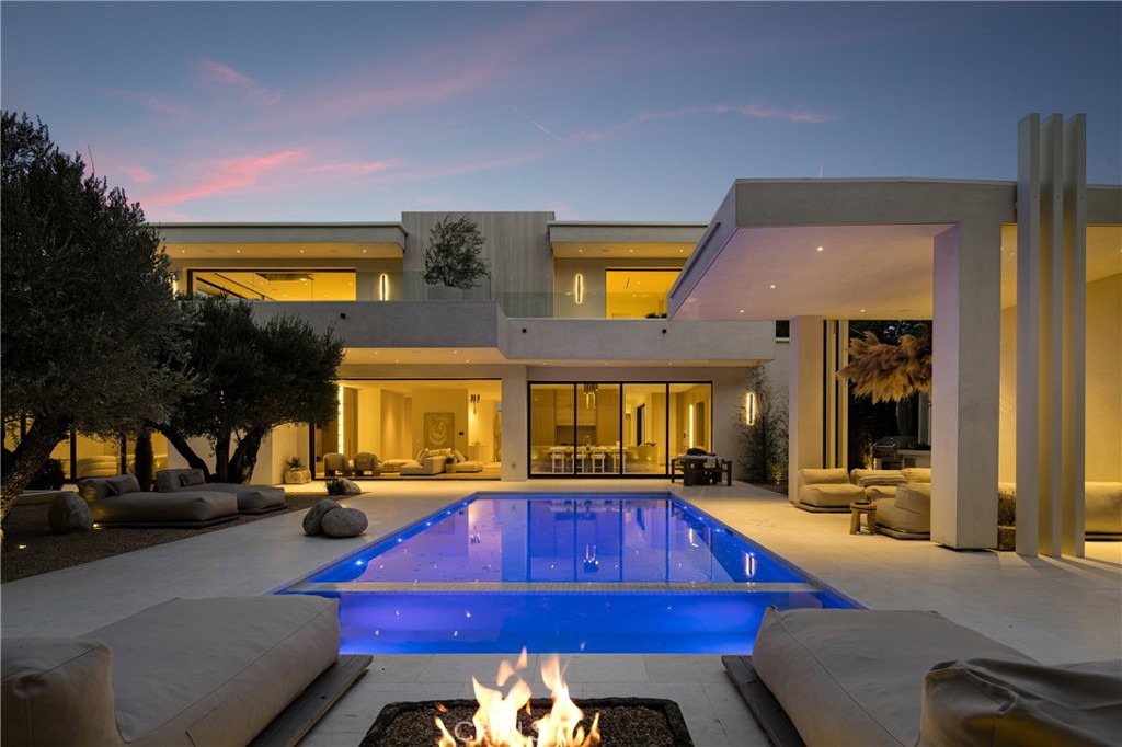 A property available for sale at 17177 Adlon Road, Encino, CA 91436.