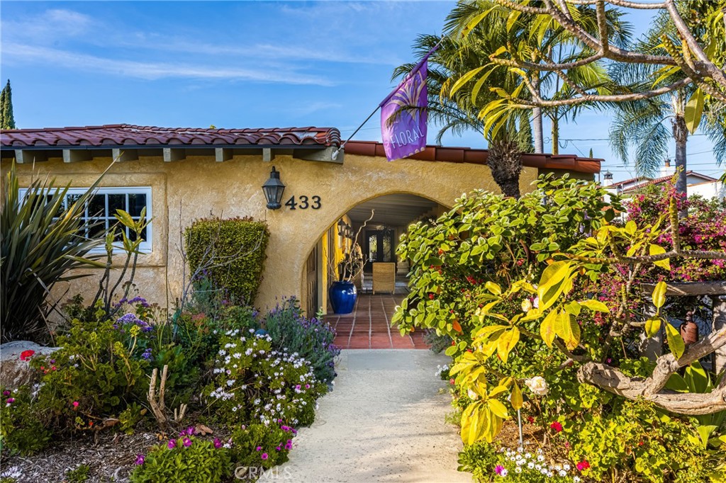 A property available for sale at 433 W Santa Clara Avenue, Santa Ana, CA 92706.