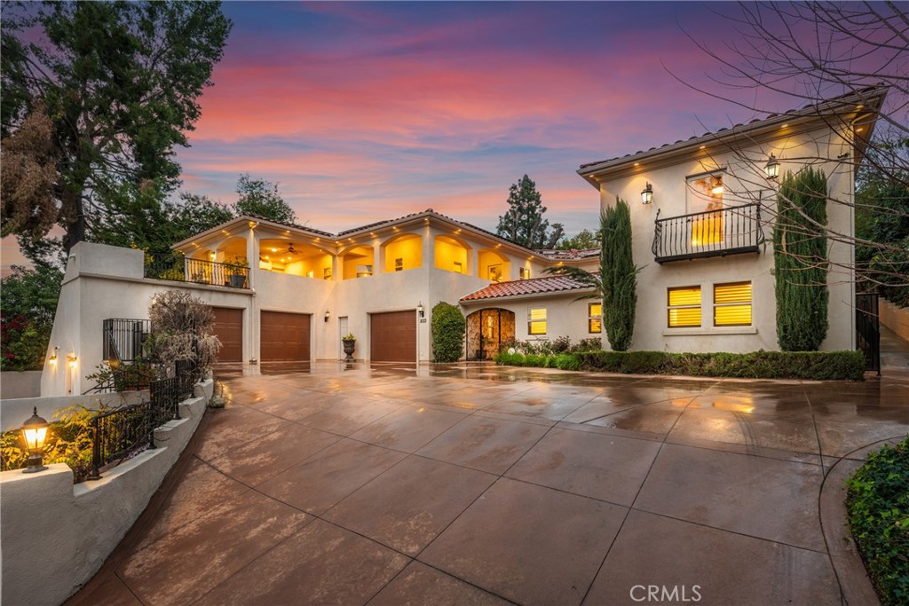 A property available for sale at 1533 Serpentine Drive, Redlands, CA 92373.