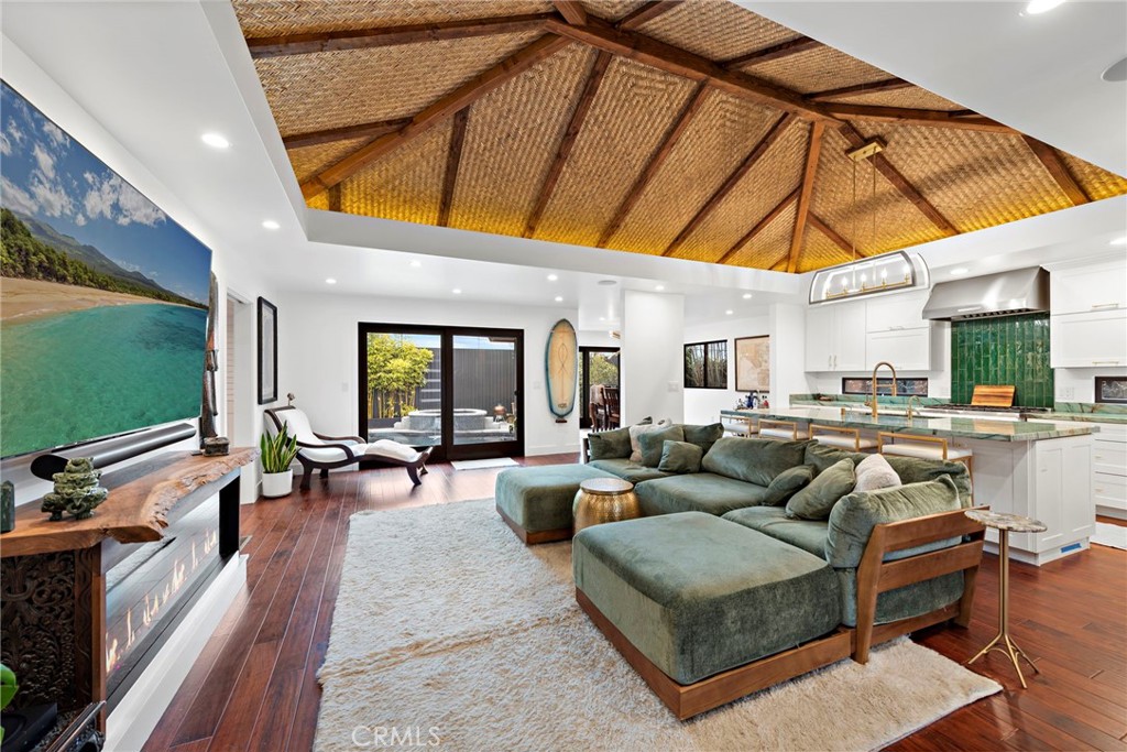 A property available for sale at 1013 E Acacia Avenue, El Segundo, CA 90245.