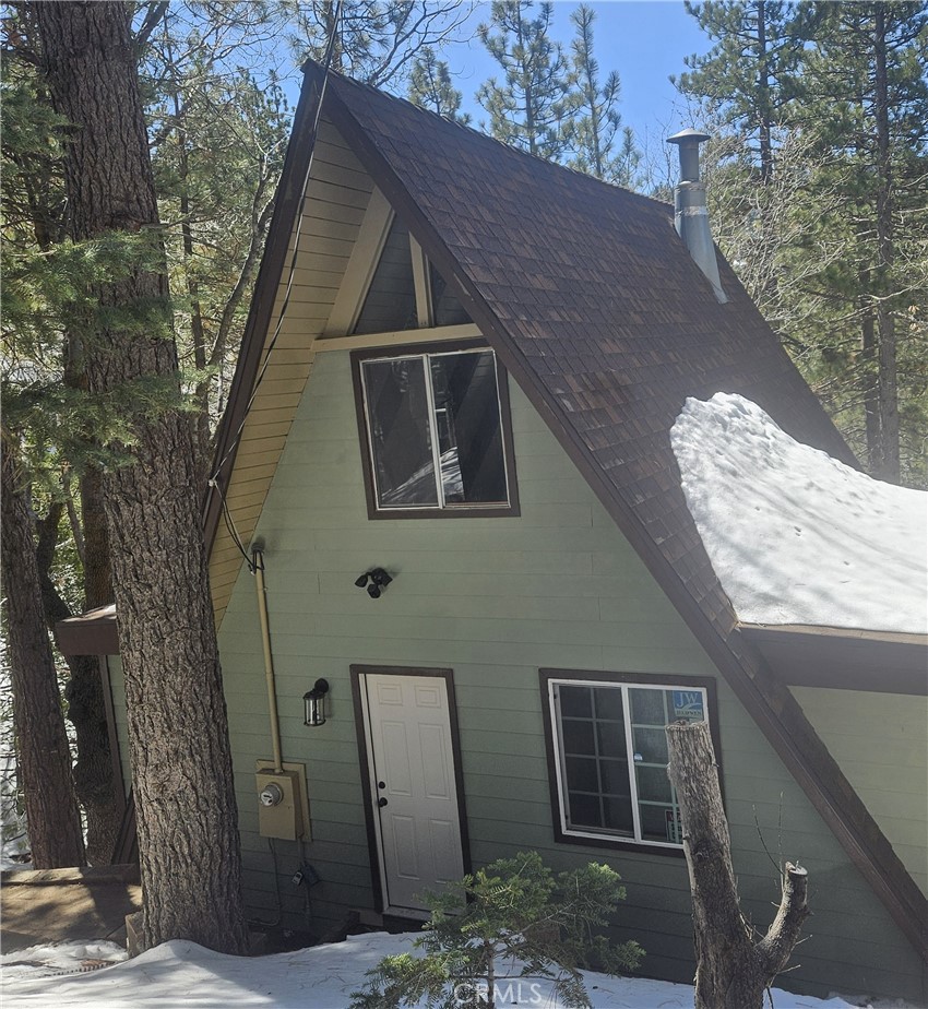 A property available for sale at 32703 Tulip Lane, Arrowbear, CA 92382.