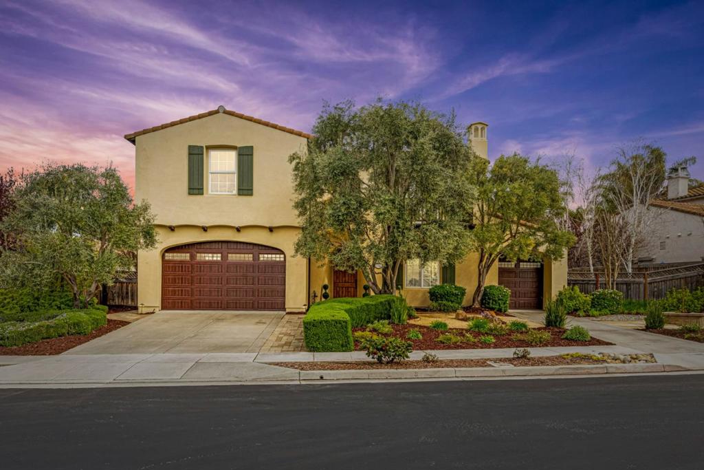 A property available for sale at 2555 Muirfield Way, Gilroy, CA 95020.