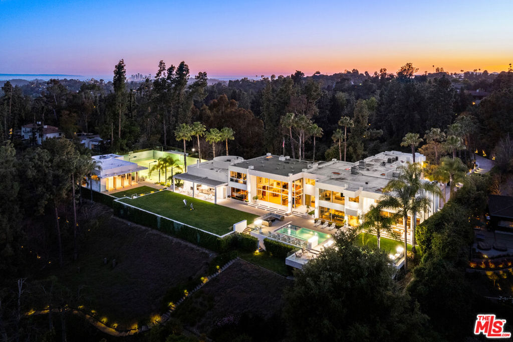 A property available for sale at 300 N San Rafael Avenue, Pasadena, CA 91105.