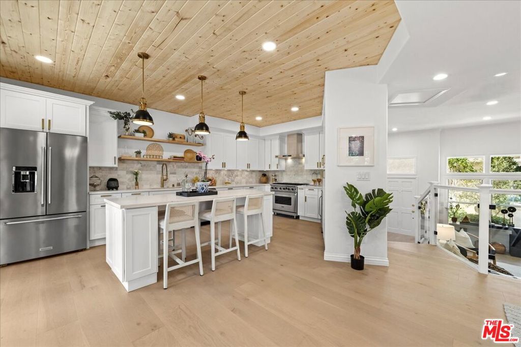 A property available for sale at 4414 Moorpark Way 11, Toluca Lake, CA 91602.