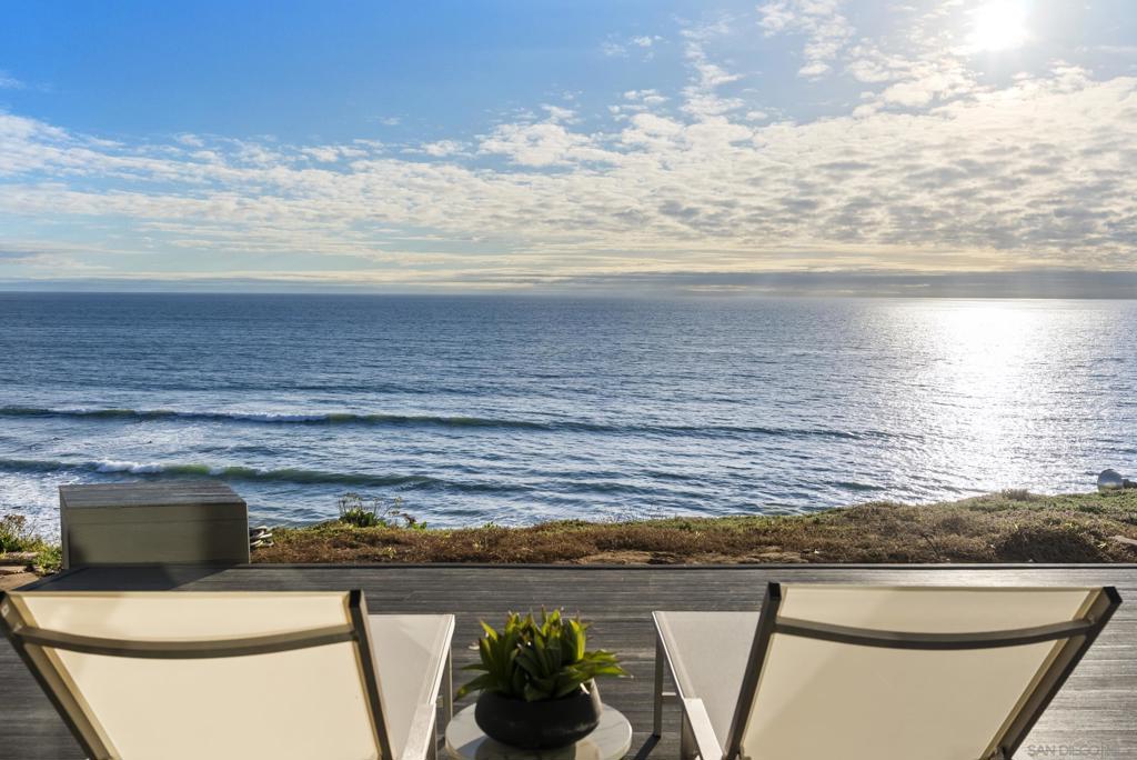 A property available for sale at 1006 Neptune Ave, Encinitas, CA 92024.