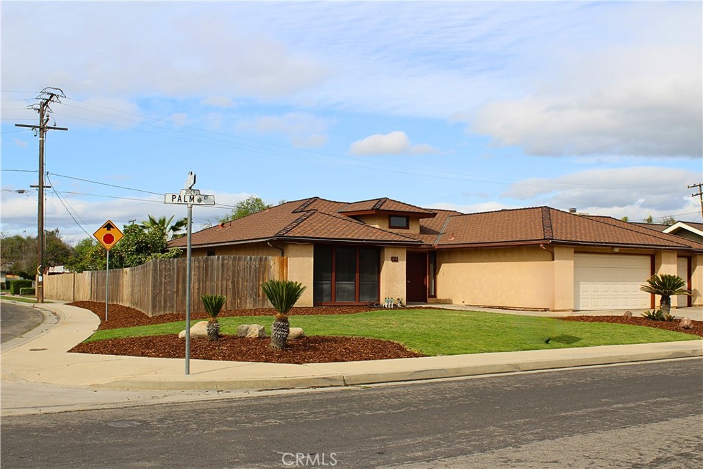 A property available for sale at 216 Palm Court, Hanford, CA 93230.