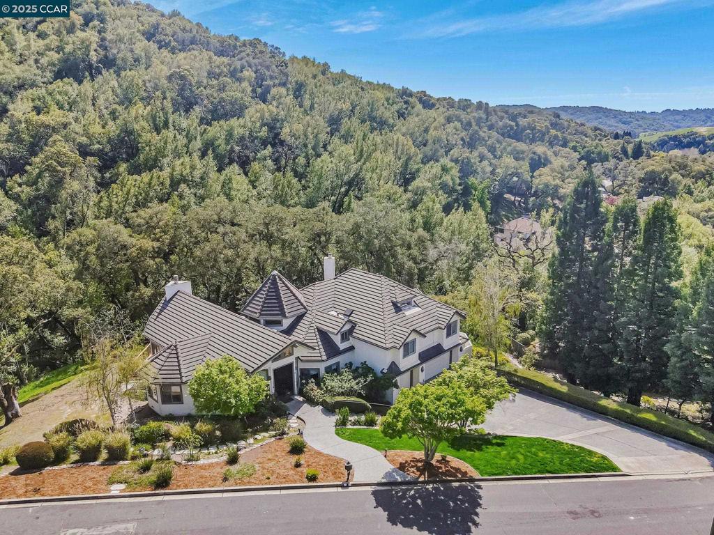 A property available for sale at 4 Julianna Ct, Moraga, CA 94556.