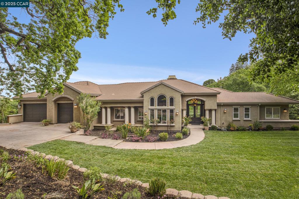 A property available for sale at 154 Chanticleer Ln, Alamo, CA 94507.