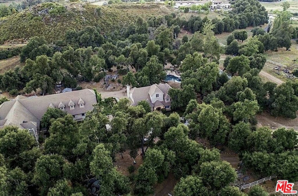 A property available for sale at 39455 Avenida La Cresta, Murrieta, CA 92562.