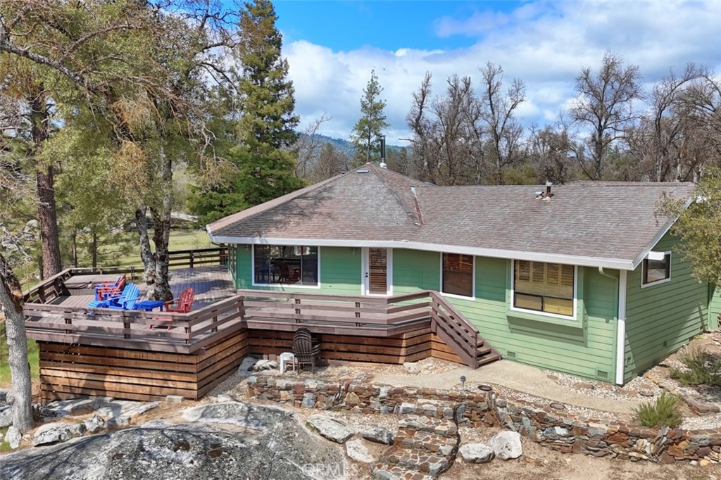 A property available for sale at 40957 Shandee Lane, Ahwahnee, CA 93601.
