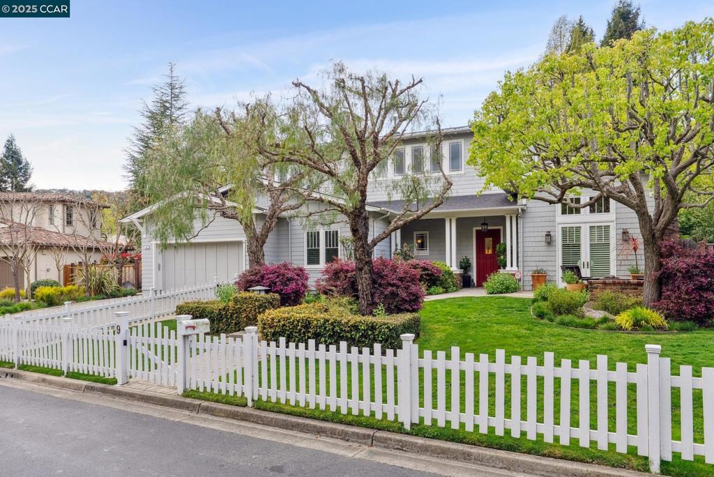 A property available for sale at 9 Avila Ln, Moraga, CA 94556.