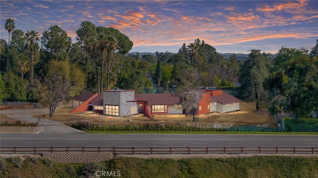 A property available for sale at 255 Panorama Drive, Bakersfield, CA 93305.