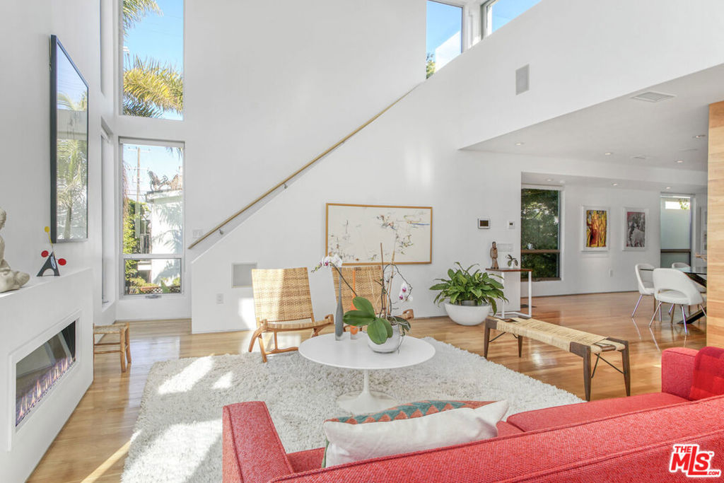 A property available for sale at 34 S Venice Boulevard 2, Venice, CA 90291.