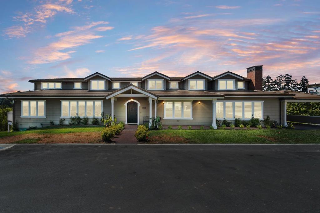 A property available for sale at 40 S Circle Drive, Santa Cruz, CA 95060.