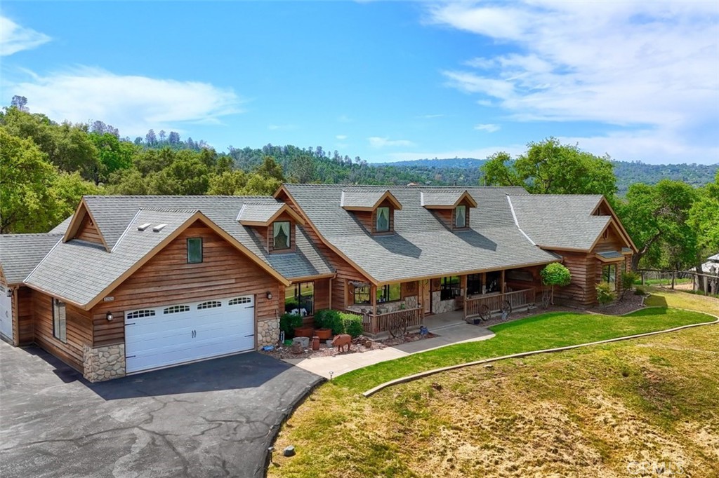 A property available for sale at 32028 Cattle Way, Coarsegold, CA 93614.