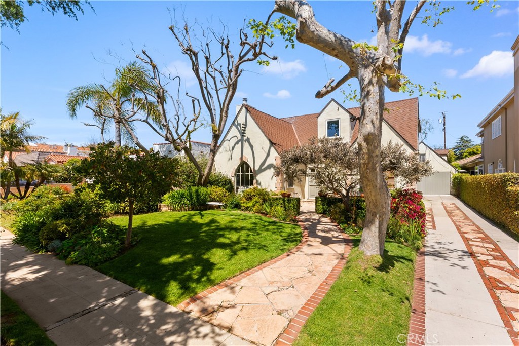A property available for sale at 549 15th Street, Santa Monica, CA 90402.
