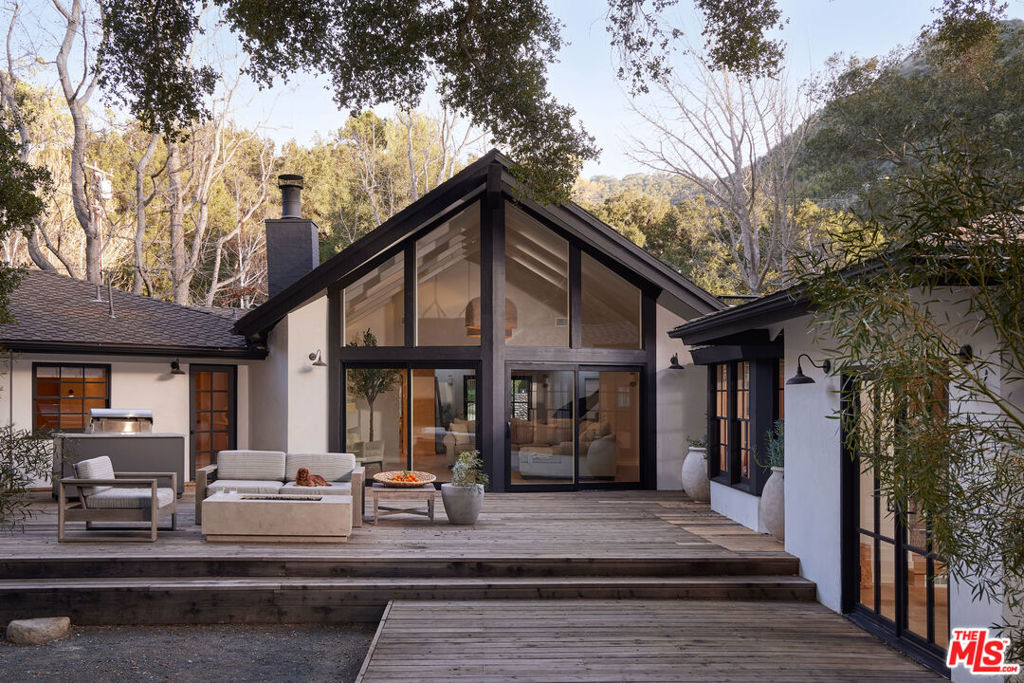 A property available for sale at 521 Live Oak Circle Drive, Calabasas, CA 91302.
