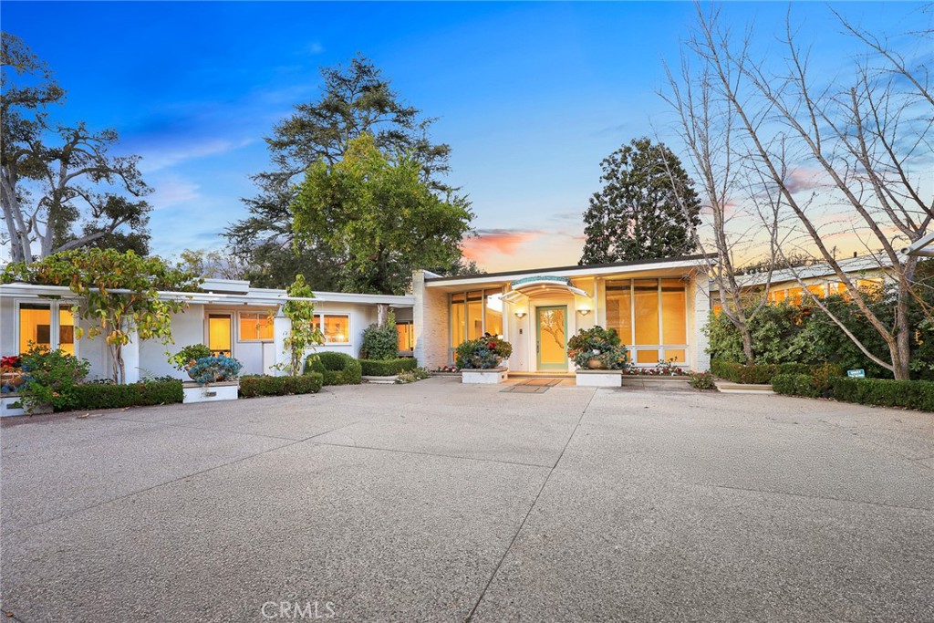 A property available for sale at 935 Hillcrest Place, Pasadena, CA 91106.