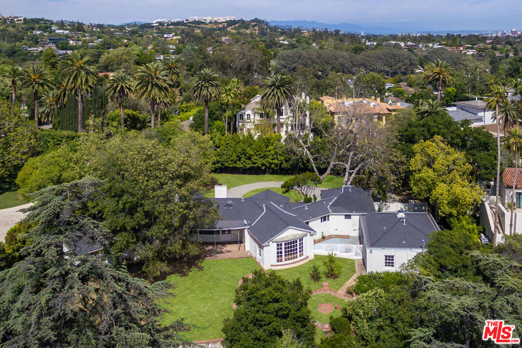 A property available for sale at 7 Oakmont Drive, Los Angeles, CA 90049.