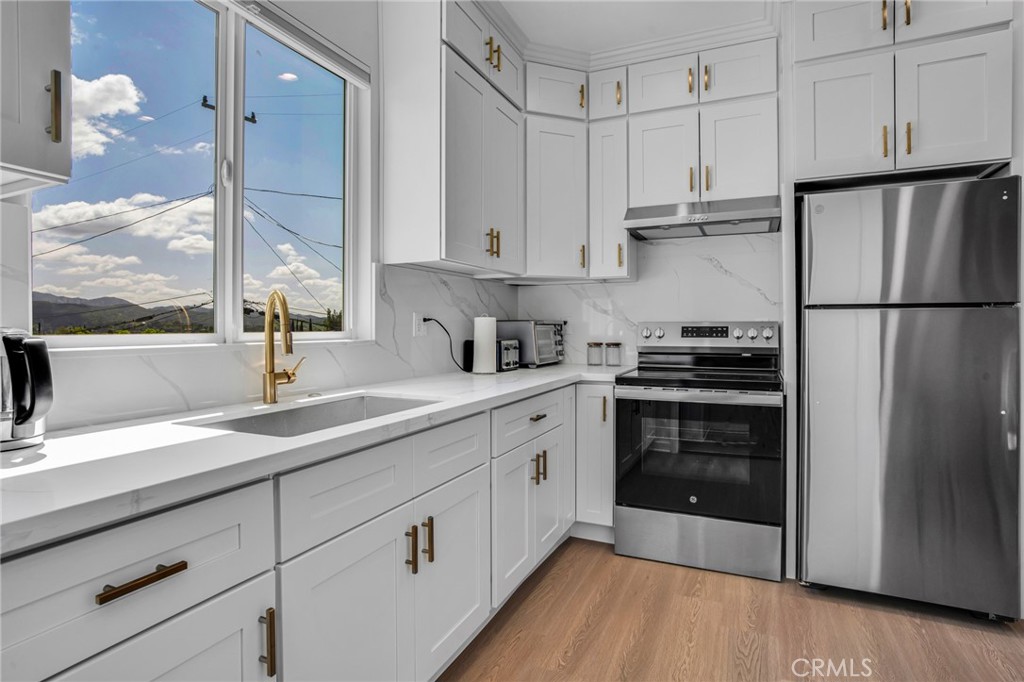 A property available for rent at 10634 Ledeen Drive, Lakeview Terrace, CA 91342.