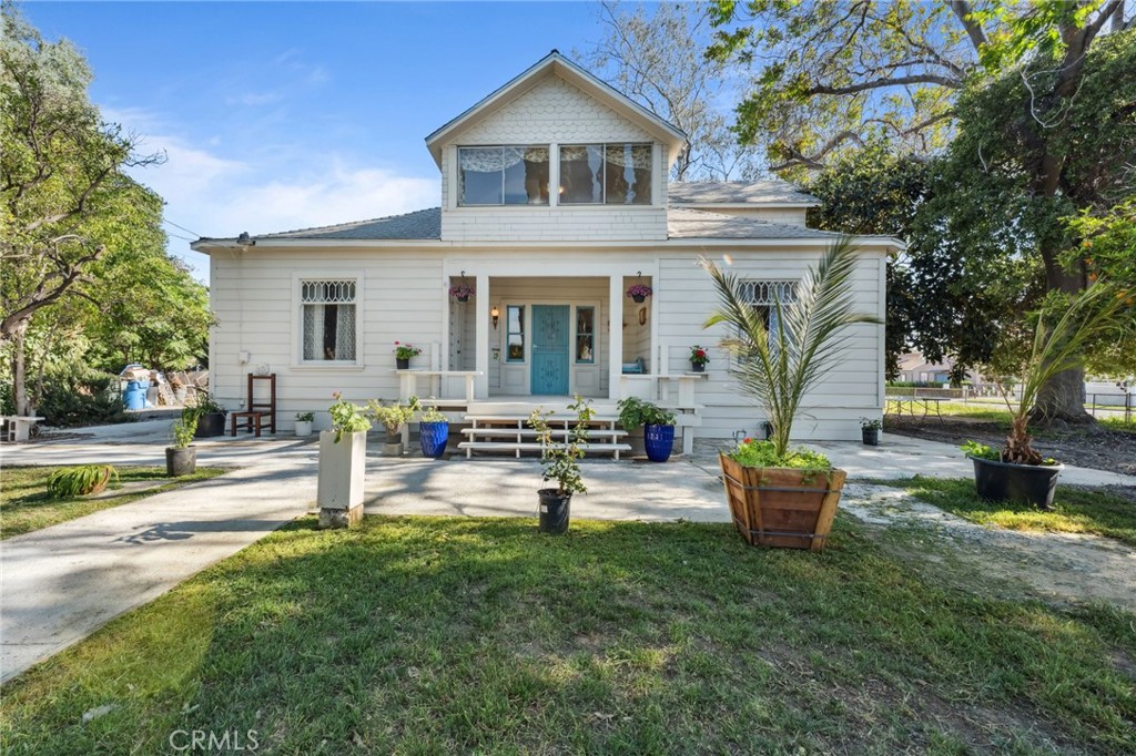 A property available for sale at 318 E 11th Street, Pomona, CA 91766.