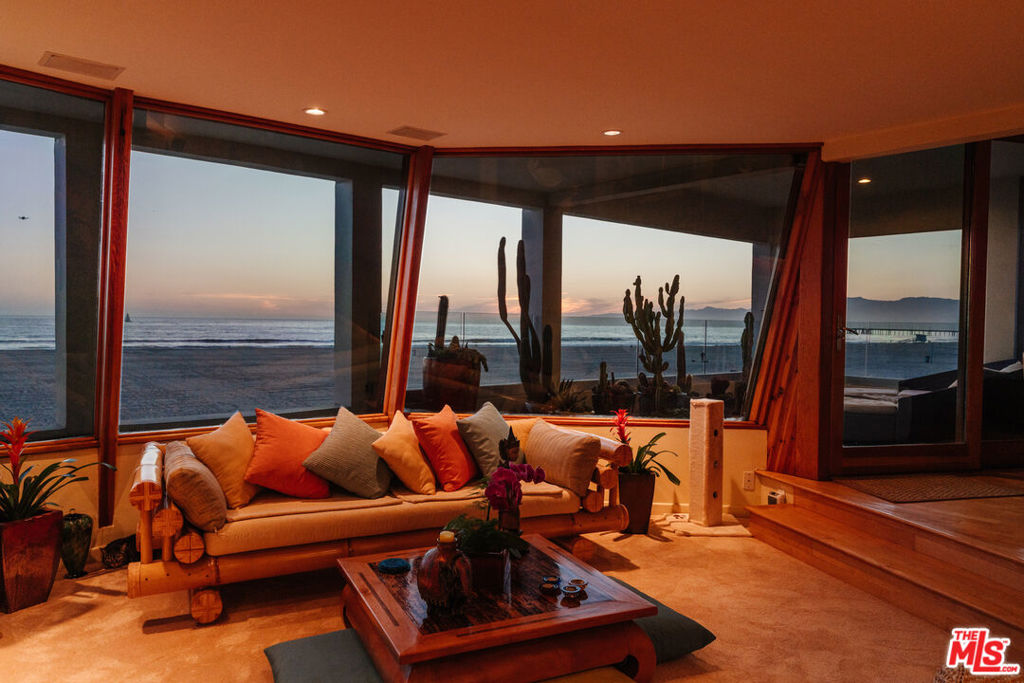 A property available for sale at 2 Outrigger Street 2, Marina Del Rey, CA 90292.