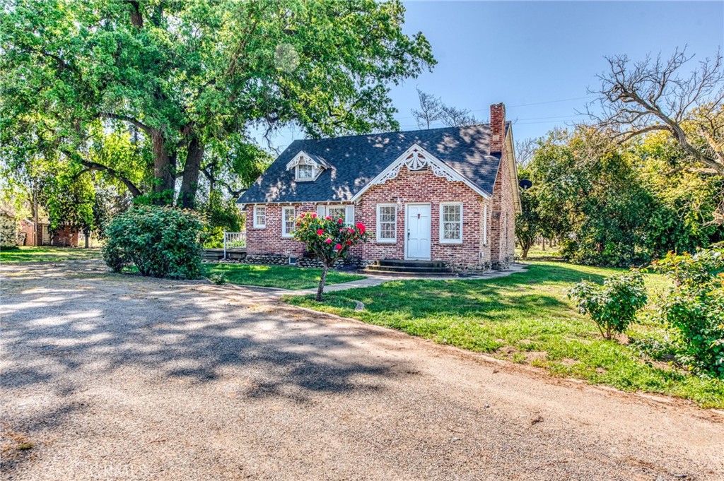 A property available for sale at 21530 Tiburico Avenue, Laton, CA 93242.