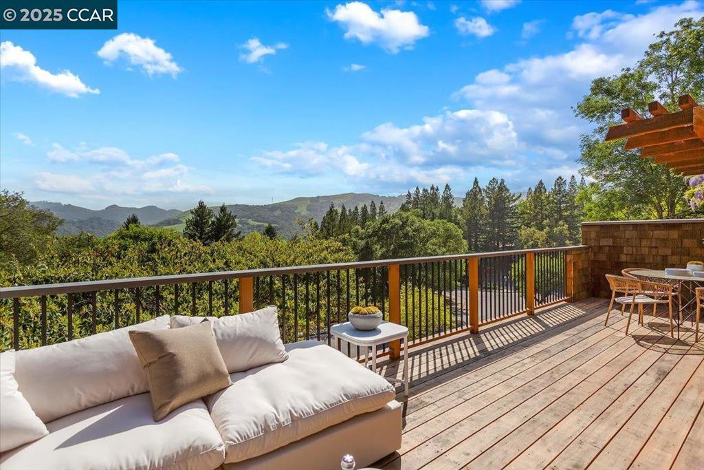 A property available for sale at 316 Village View Ct, Orinda, CA 94563.
