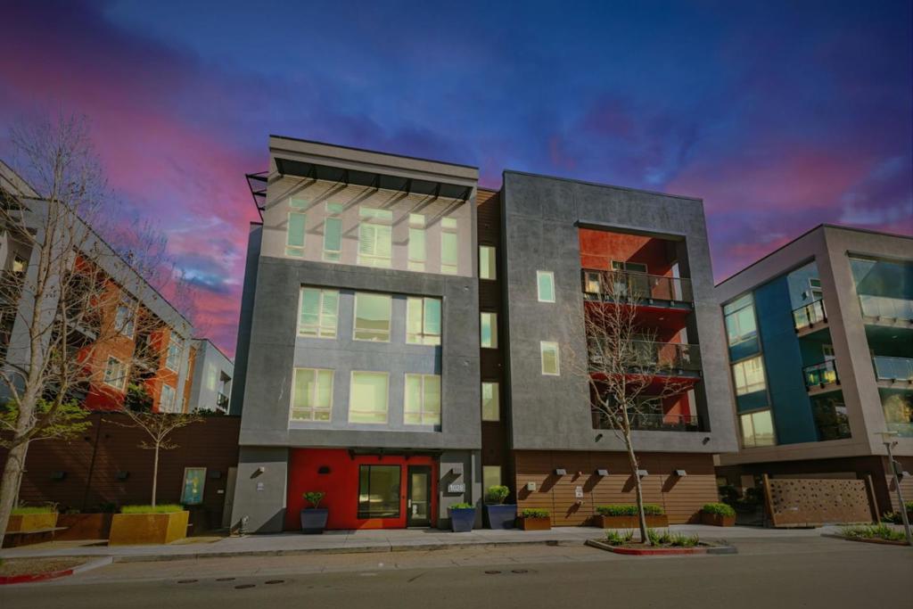 A property available for sale at 1028 Foster Square Lane 403, Foster City, CA 94404.