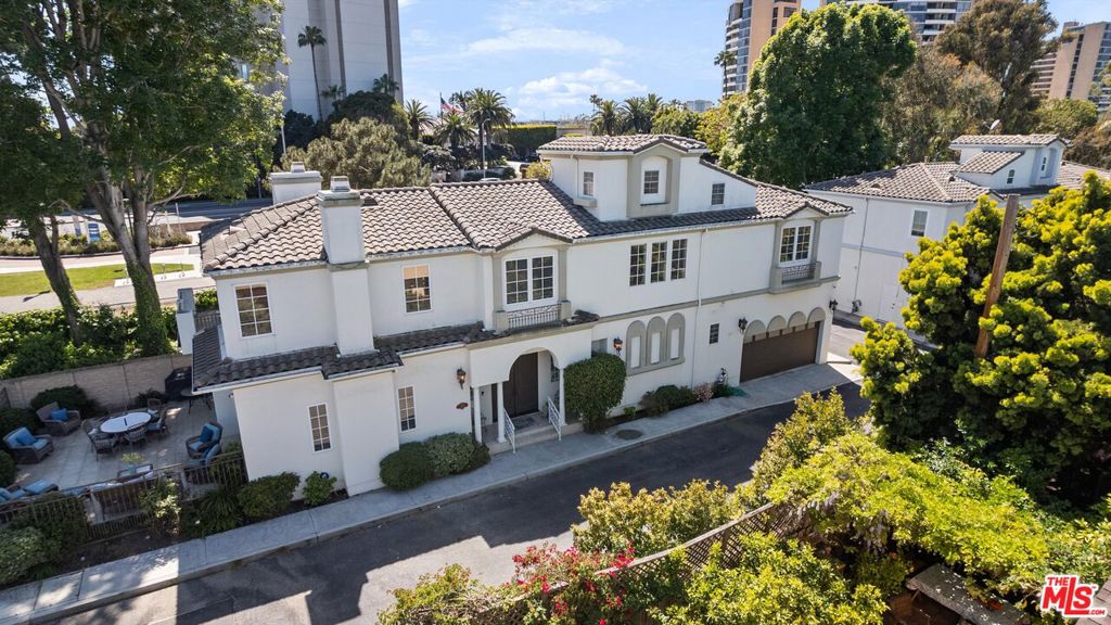A property available for sale at 912 Harbor Crossing Lane, Marina Del Rey, CA 90292.