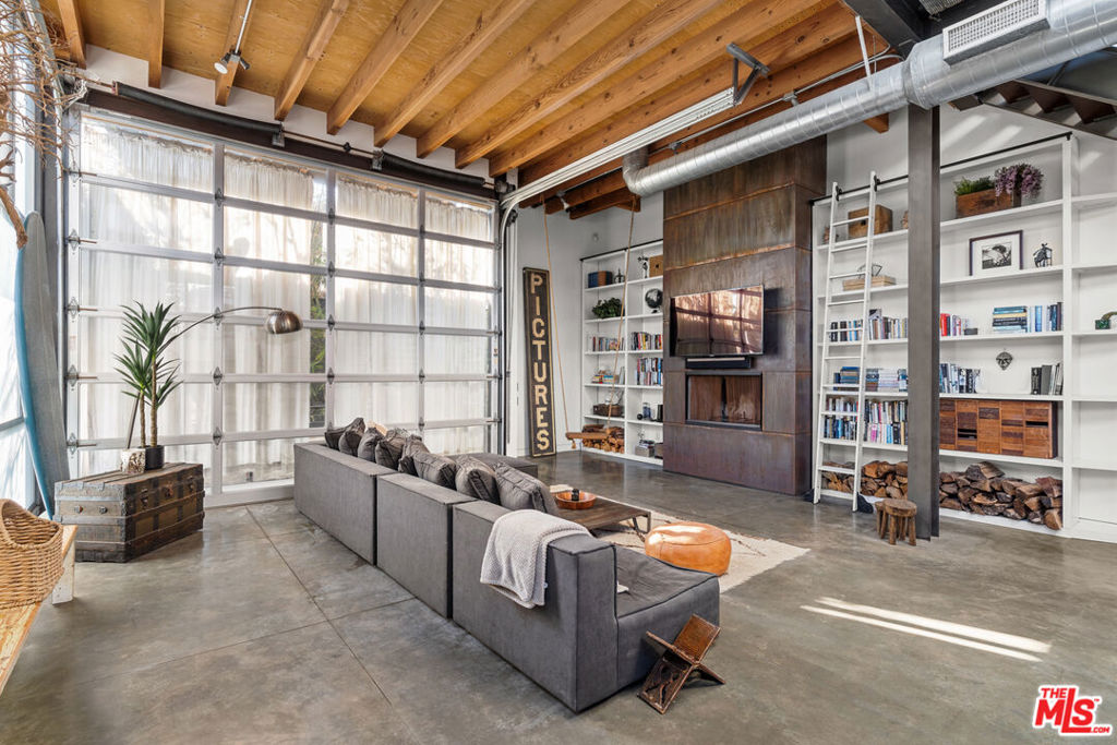 A property available for sale at 25 Brooks Avenue 1, Venice, CA 90291.