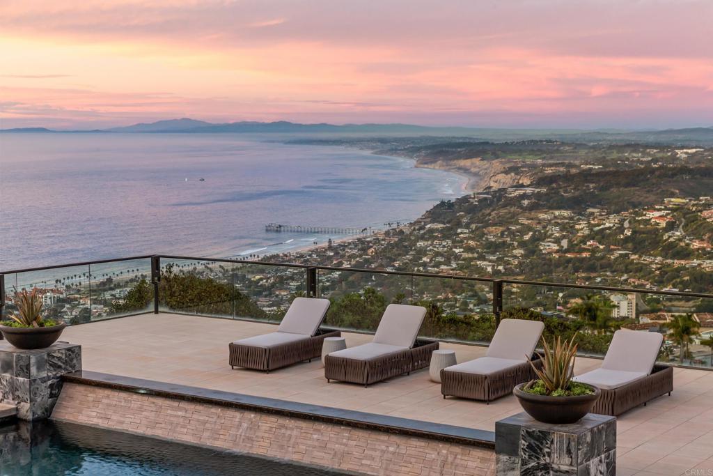 A property available for sale at 2082 Via Casa Alta, La Jolla, CA 92037.
