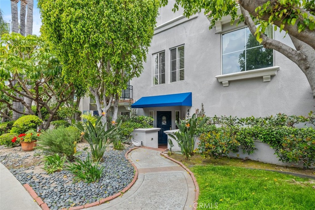 A property available for sale at 4406 Moorpark Way, Toluca Lake, CA 91602.