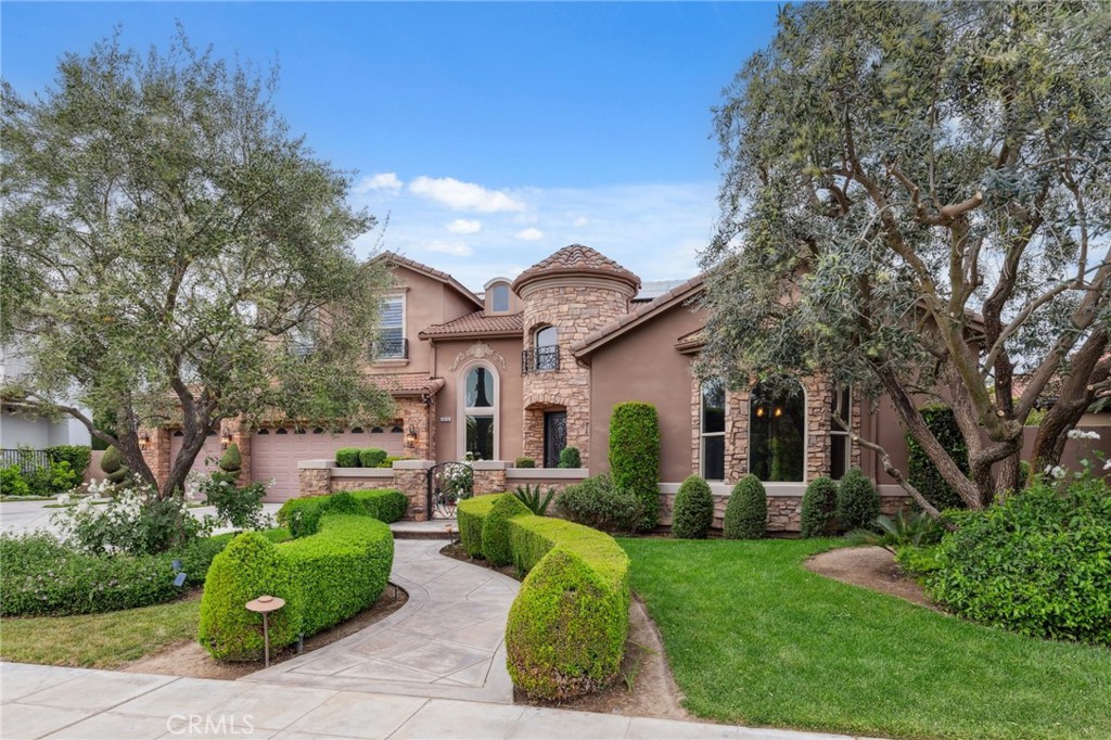 A property available for sale at 4918 W Bluff Avenue, Fresno, CA 93722.