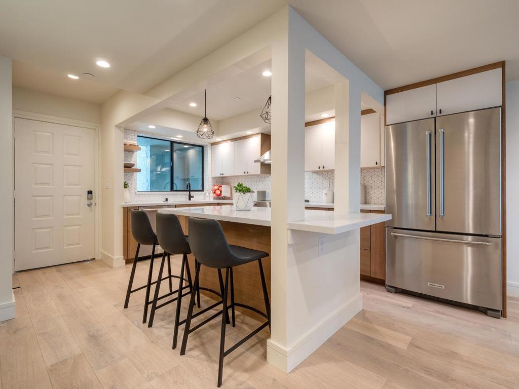 A property available for sale at 685 High Street 2B, Palo Alto, CA 94301.