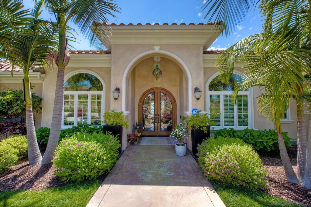 A property available for sale at 2224 Dos Lomas, Fallbrook, CA 92028.