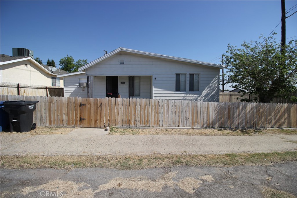 A property available for sale at 200 E Street, Taft, CA 93268.