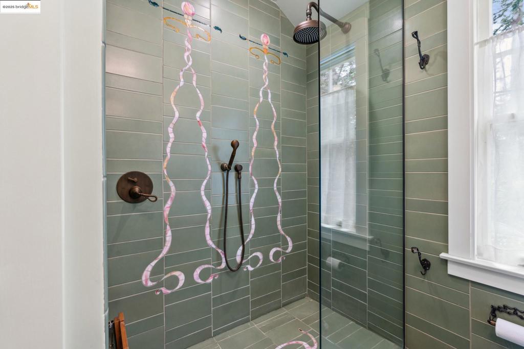 A property available for sale at 2815 Piedmont Ave, Berkeley, CA 94705.