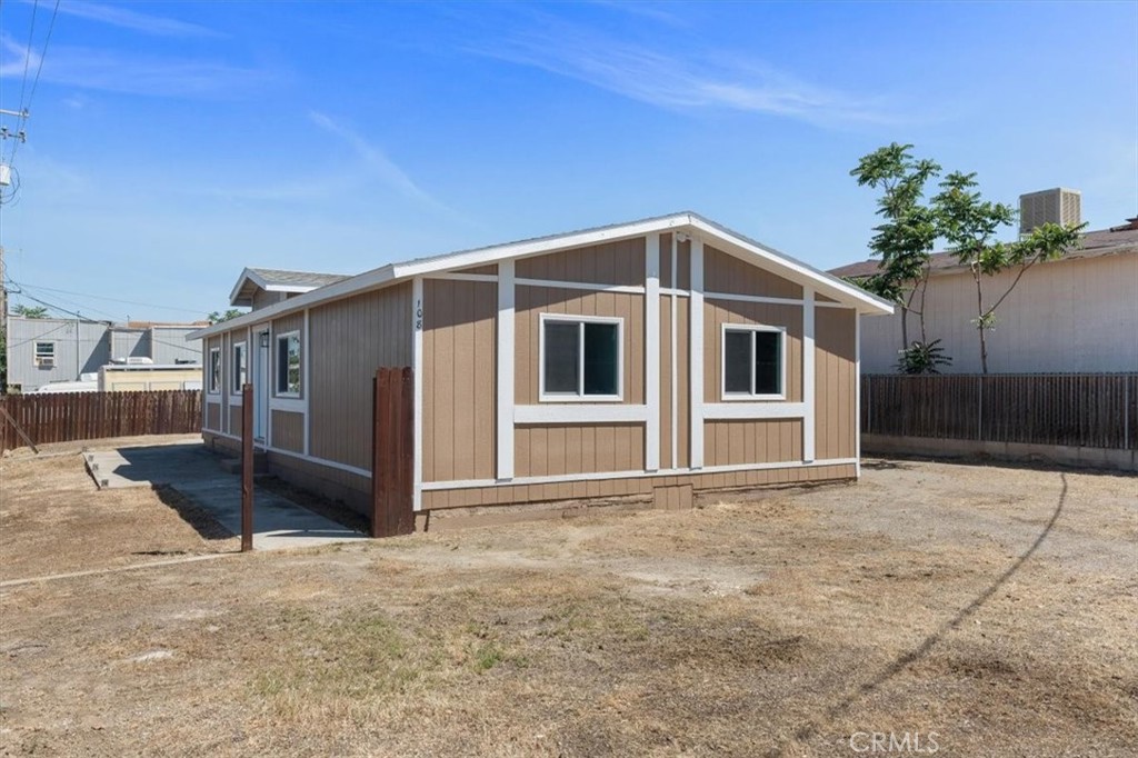 A property available for sale at 108 2nd Street, Taft, CA 93268.
