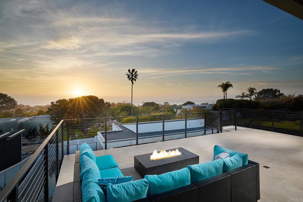 A property available for sale at 537 N Granados Avenue, Solana Beach, CA 92075.
