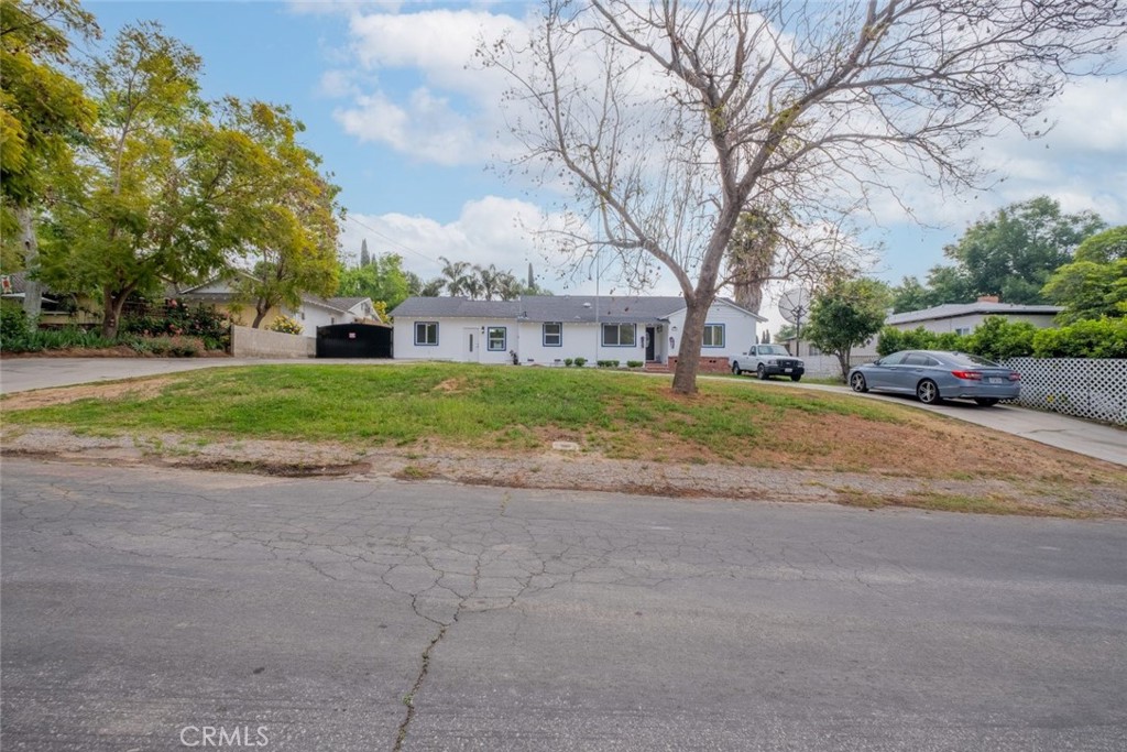 A property available for sale at 11360 Ruggiero Avenue, Sylmar, CA 91342.
