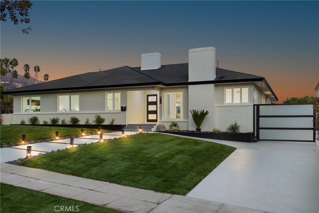 A property available for sale at 914 E Grinnell Drive, Burbank, CA 91501.